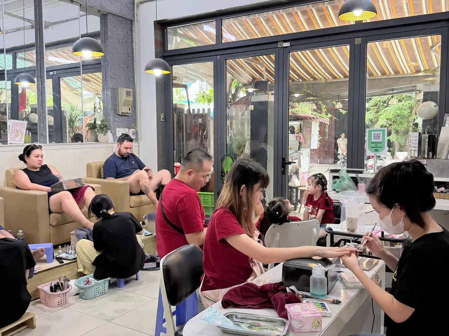 The LENA Nails & Beauty salon full of guests during the day