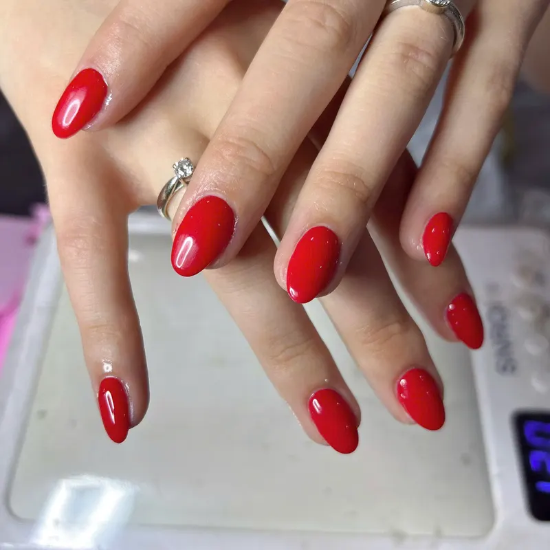 LENAダナンのクラシックレッドのジェルネイル