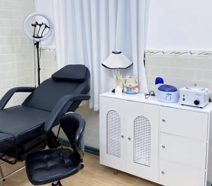 LENA ハイチャウ店の個室ワックスルーム：専用施術ベッド、リングライト、ワックスウォーマー